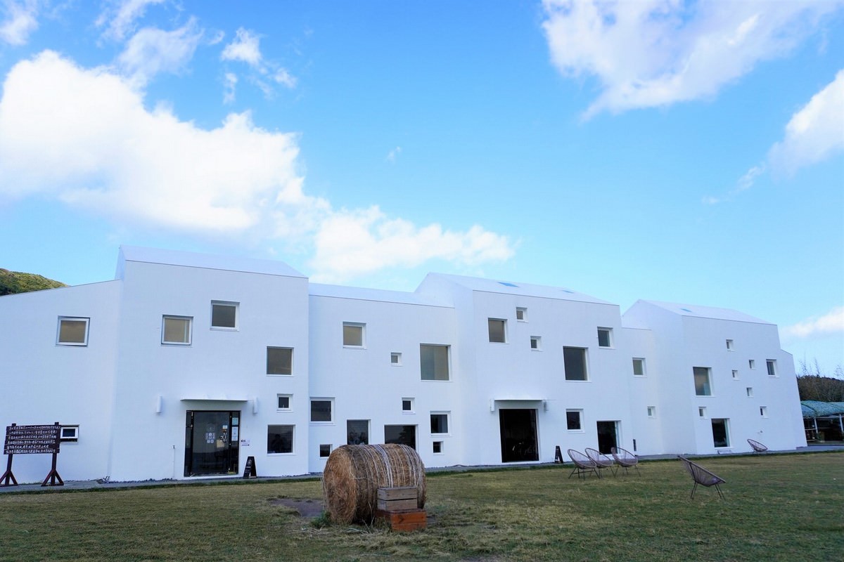 ▌墾丁住宿|南國邊境那棟純白小屋「日日旅海」,草地、海浪、星空,最讓人怦然心動的旅程! ▌ - 第2張圖