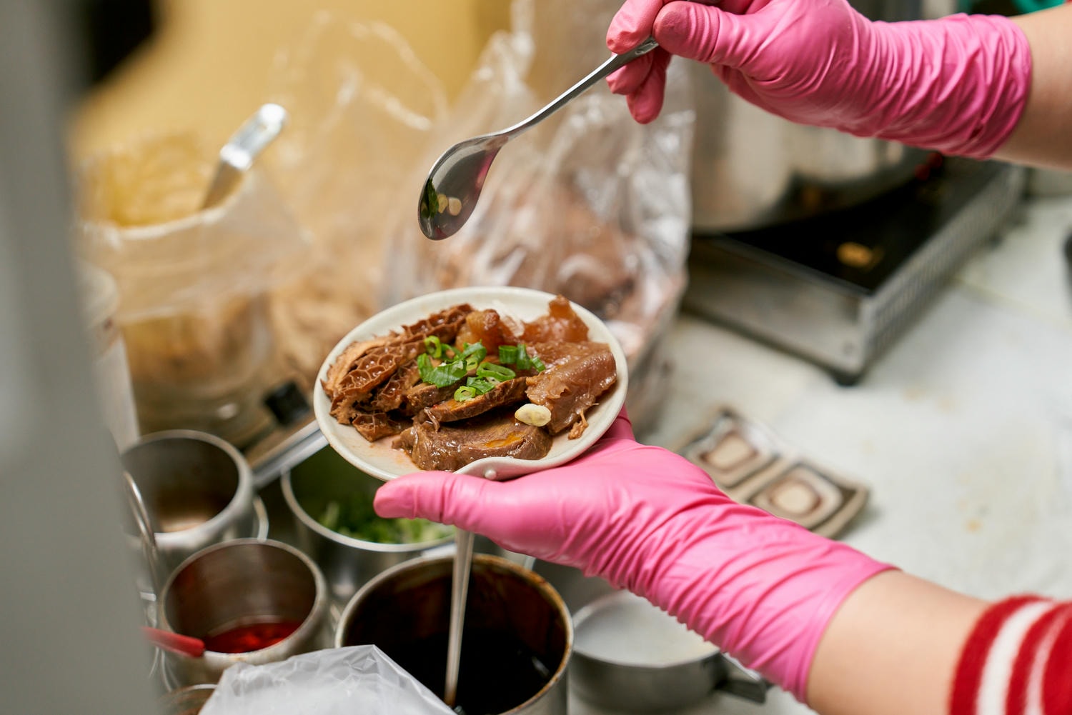 ▌新北美食|三重在地人氣夯店「二木牛肉麵」,原型食材熬煮,紮實平價的美味,連日本雜誌都來專訪! ▌ - 第18張圖