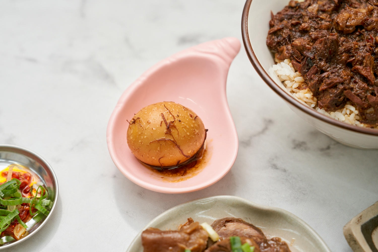 ▌新北美食|三重在地人氣夯店「二木牛肉麵」,原型食材熬煮,紮實平價的美味,連日本雜誌都來專訪! ▌ - 第23張圖