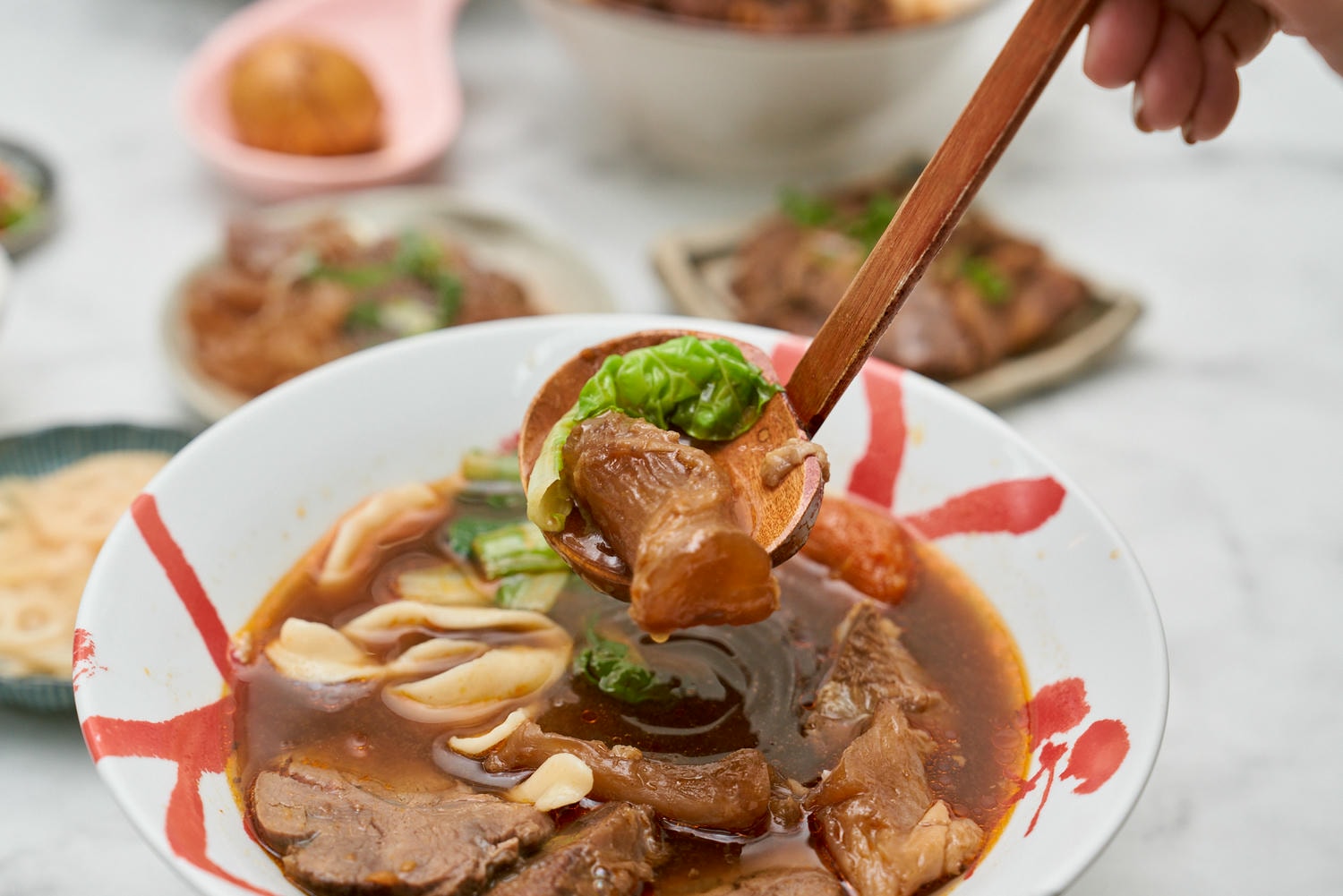 ▌新北美食|三重在地人氣夯店「二木牛肉麵」,原型食材熬煮,紮實平價的美味,連日本雜誌都來專訪! ▌ - 第6張圖