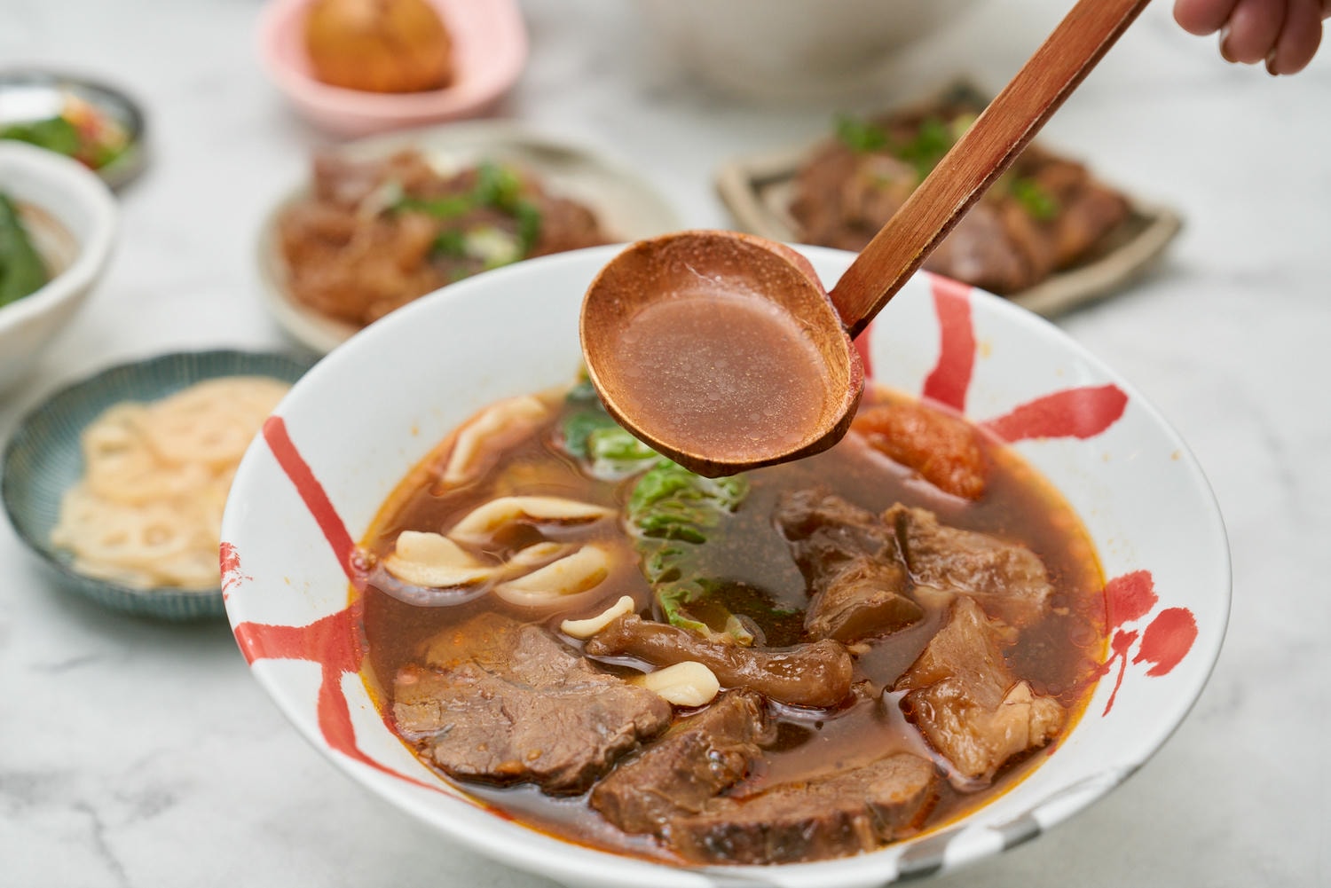 ▌新北美食|三重在地人氣夯店「二木牛肉麵」,原型食材熬煮,紮實平價的美味,連日本雜誌都來專訪! ▌ - 第4張圖