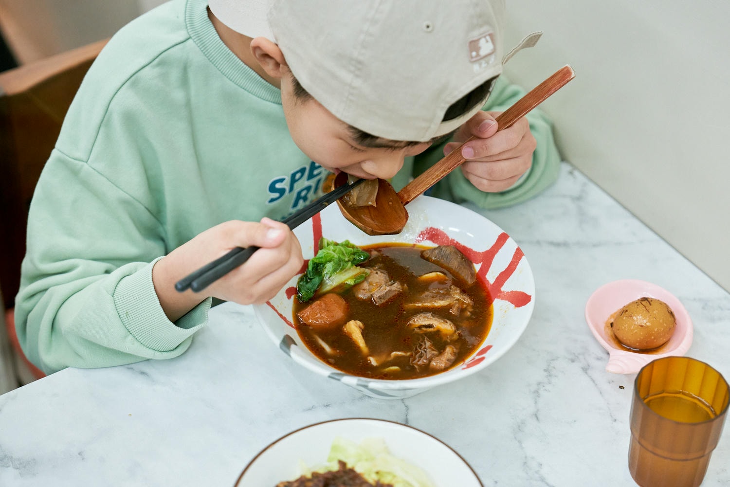 ▌新北美食|三重在地人氣夯店「二木牛肉麵」,原型食材熬煮,紮實平價的美味,連日本雜誌都來專訪! ▌ - 第9張圖