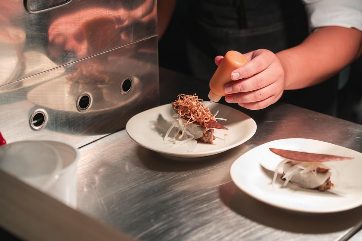 ▌高雄美食|隱藏巷弄「4分之一Percent_Restaurant」台式無菜單私廚料理,讓我在高雄遇見了巴黎 ▌ - 第1張圖