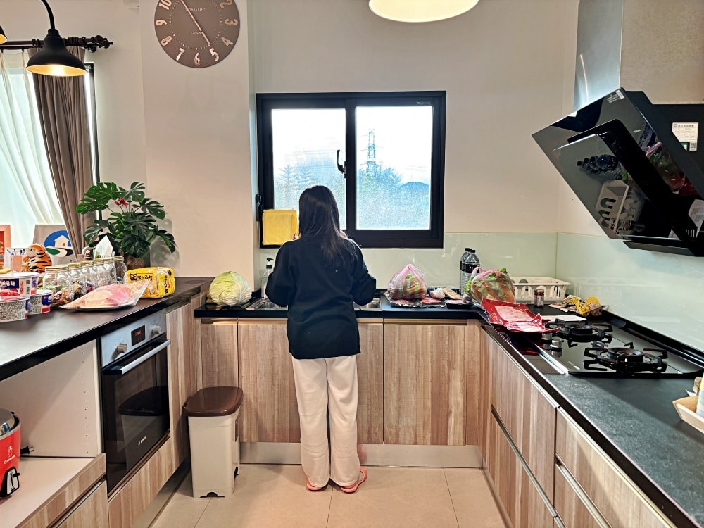 ▌宜蘭住宿｜夢幻中島廚房+不限時KTV就在「家太幸福民宿」！Switch、小孩放電一次滿足，宜蘭包棟推薦 ▌