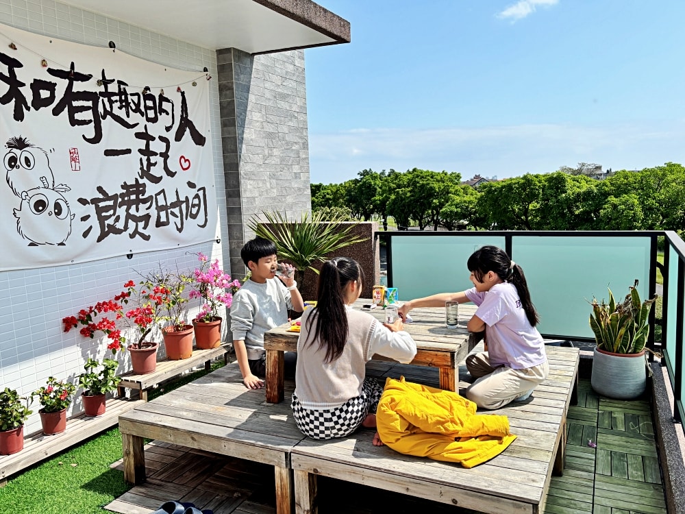 ▌宜蘭住宿｜夢幻中島廚房+不限時KTV就在「家太幸福民宿」！Switch、小孩放電一次滿足，宜蘭包棟推薦 ▌