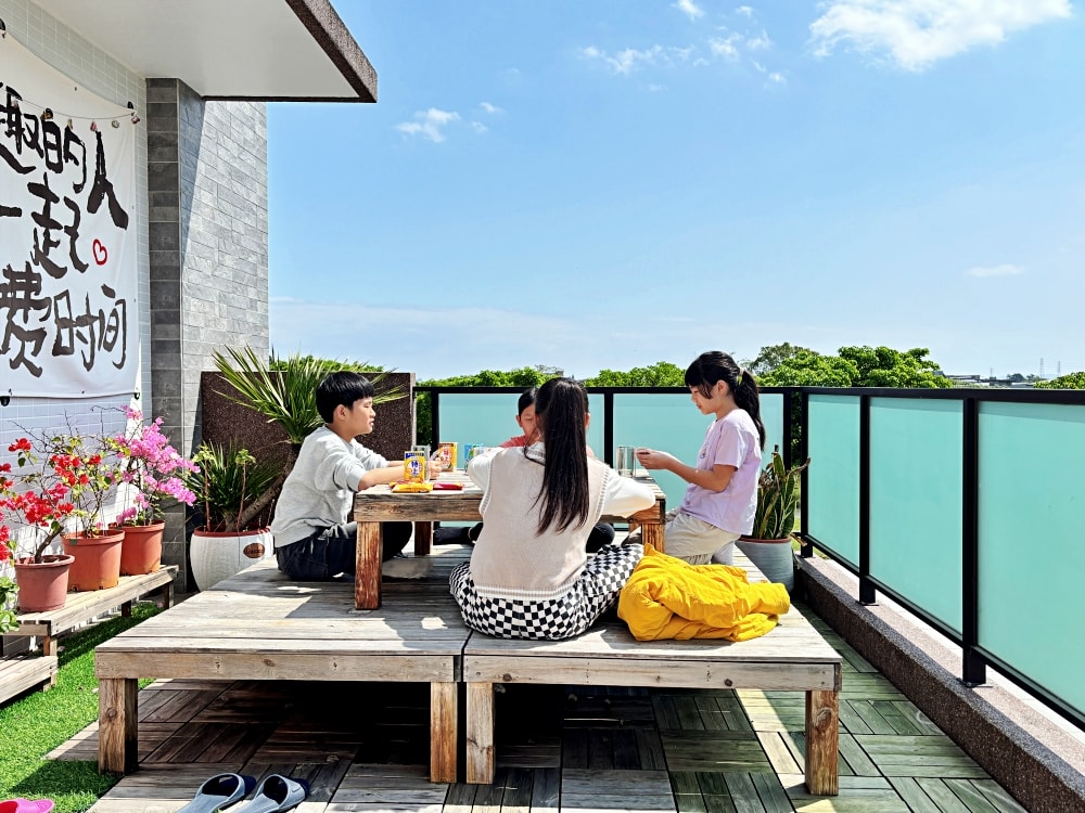 ▌宜蘭住宿｜夢幻中島廚房+不限時KTV就在「家太幸福民宿」！Switch、小孩放電一次滿足，宜蘭包棟推薦 ▌