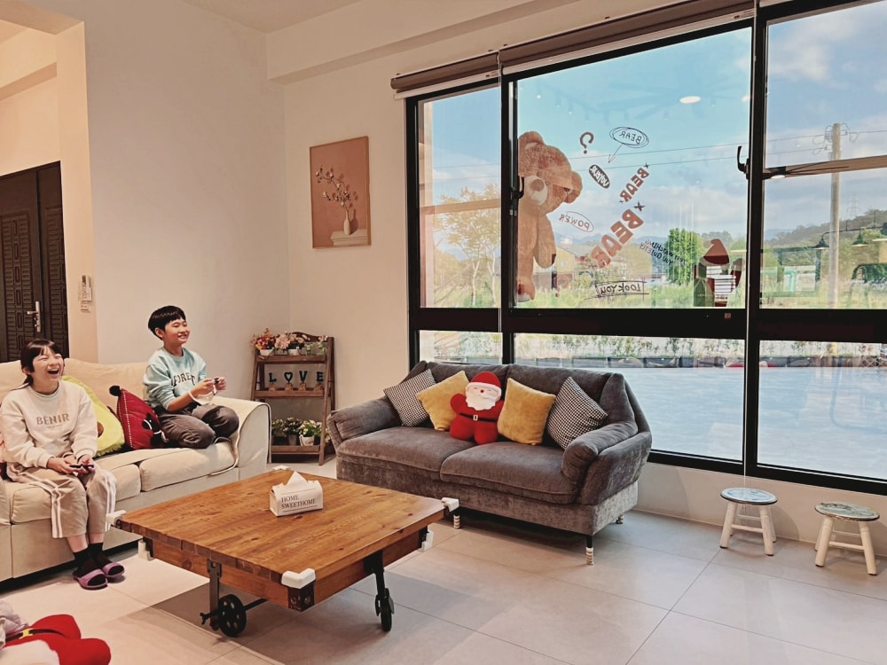 ▌宜蘭住宿｜夢幻中島廚房+不限時KTV就在「家太幸福民宿」！Switch、小孩放電一次滿足，宜蘭包棟推薦 ▌